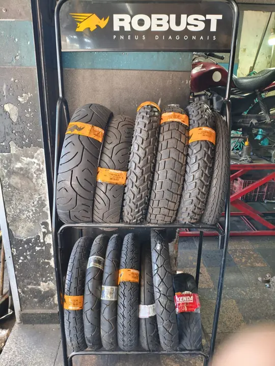 Pneus para moto expostos na entrada da loja